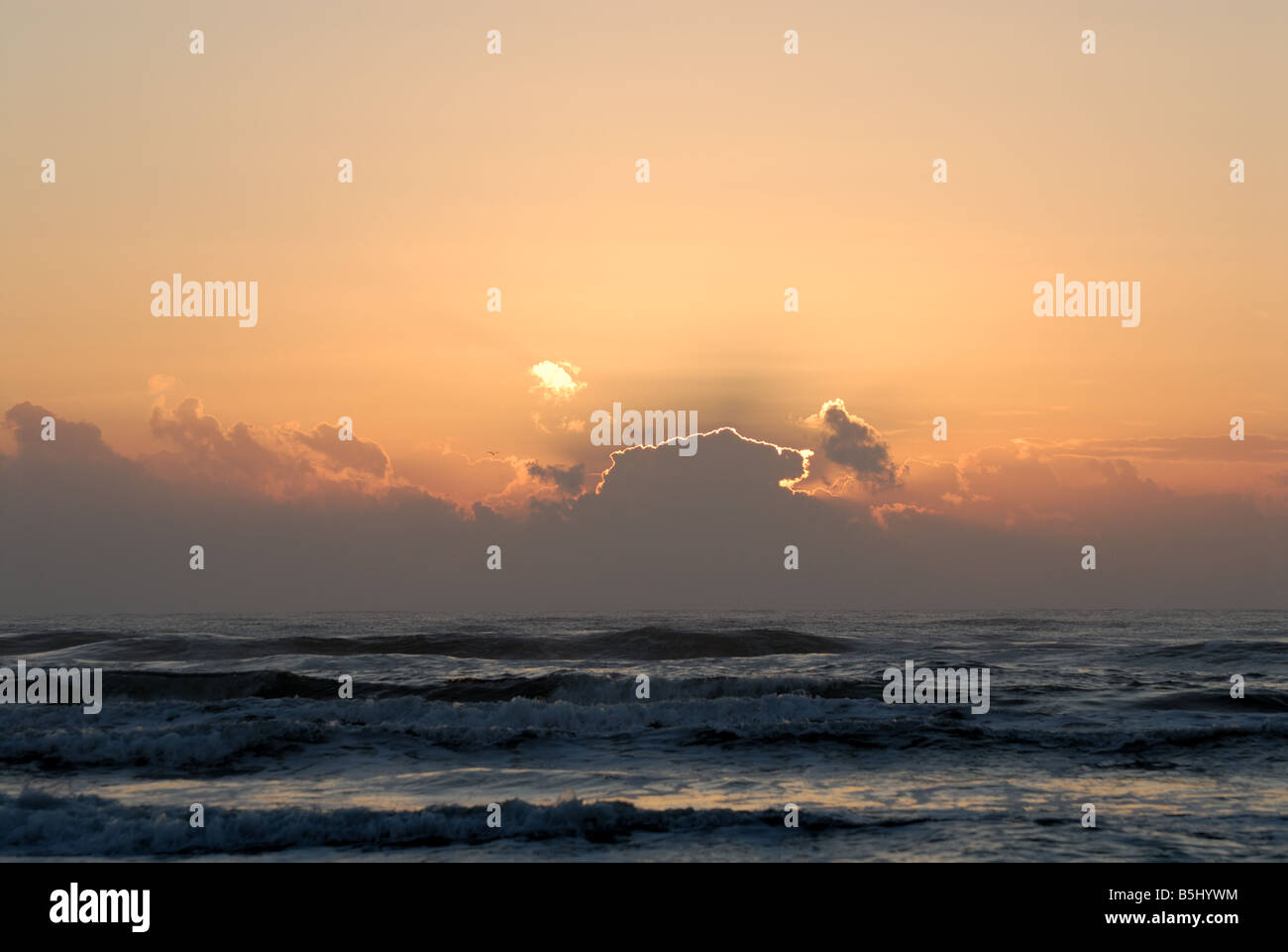 Sunrise over ocean nature hi-res stock photography and images - Alamy