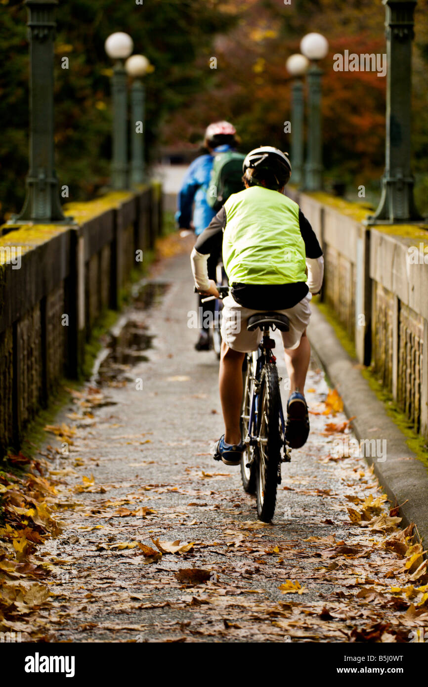 Bicycle riders bridge hi-res stock photography and images - Alamy