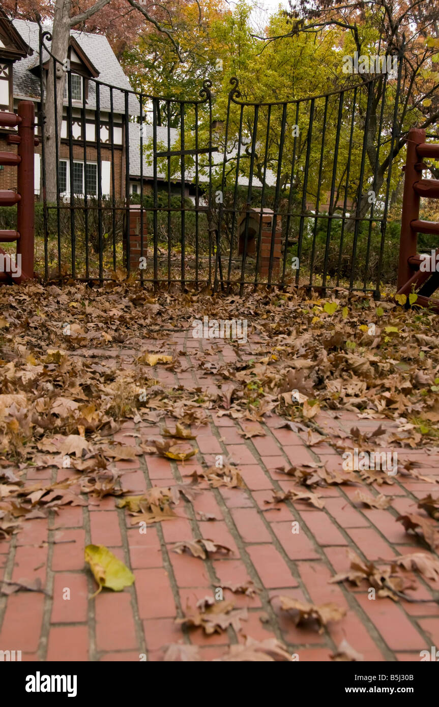 Driveway gate hi-res stock photography and images - Alamy
