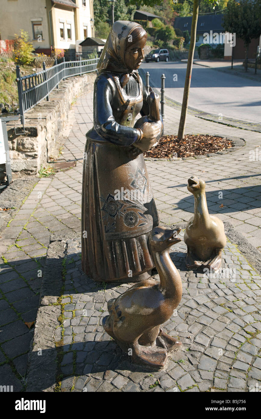 Keramikfiguren im Kannenbaeckerland, Gaenseliesel, Hoehr-Grenzhausen, Ortsteil Grenzau, Brexbachtal, Naturpark Nassau, Westerwald, Rheinland-Pfalz Stock Photo