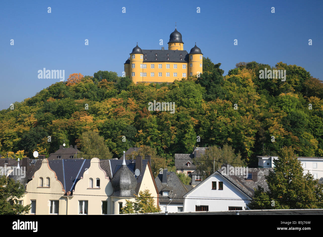 Schlossberg mit Schloss Montabaur im Herbst, Naturpark Nassau, Westerwald, Rheinland-Pfalz Stock Photo