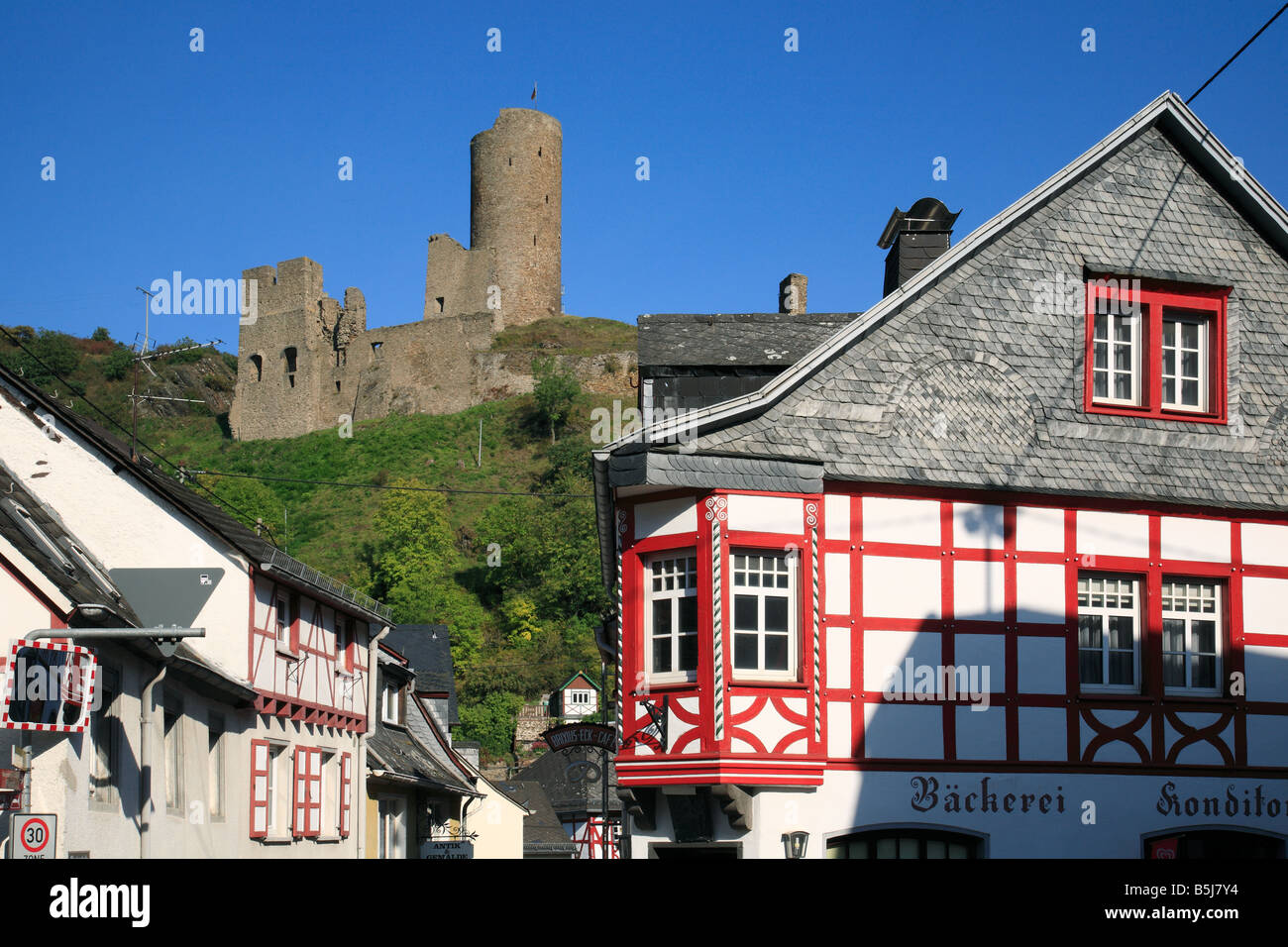 Stadtansicht mit Fachwerkhaeusern und der Loewenburg, Monreal, Elztal, Vordereifel, Rheinland-Pfalz Stock Photo