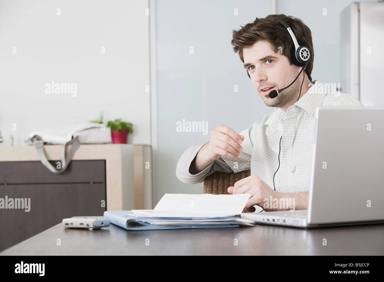 Hi работа. Девушка за ноутбуком. Бизнес гуру. Hi работа. Hi работа.