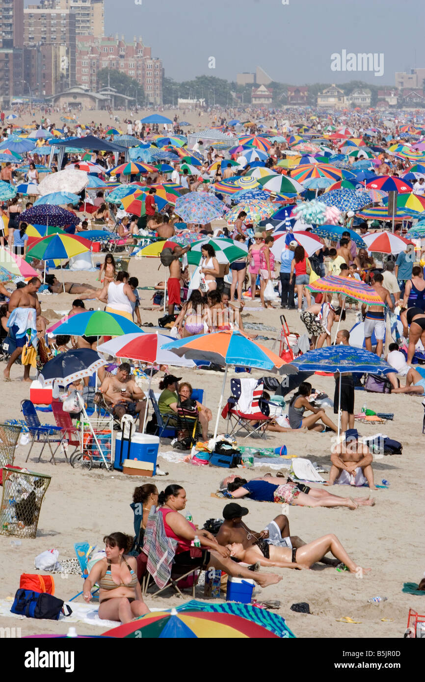 Warm day at the beach at Coney Island Brooklyn NY Stock Photo - Alamy