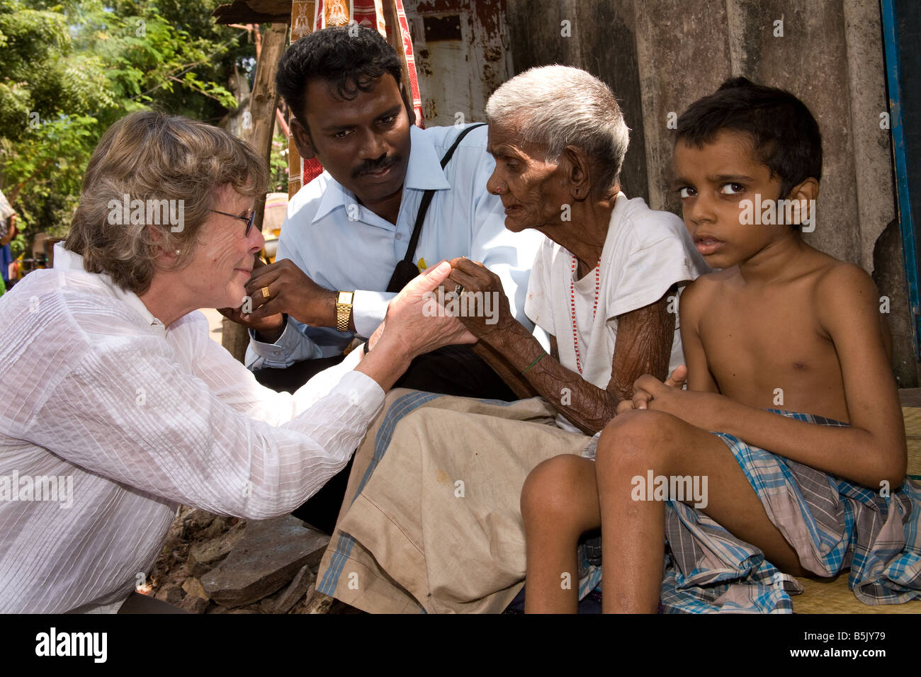 Celebrity Jane Fernley-Whittingstall & HAI social worker Marimthu visit Mrs Mottaiamma 85 who looks after greatgrandson with MS Stock Photo