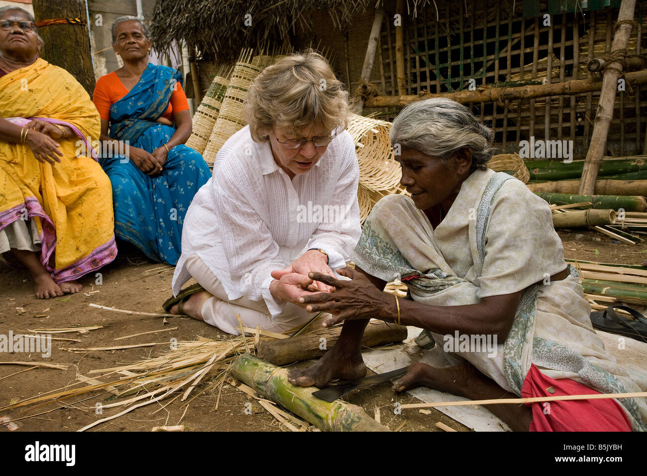 Celebrity Granny Jane Fernley Whittingstall with Granny Lokambal of Velipalayam self help group making baskets in Velipalayam Stock Photo
