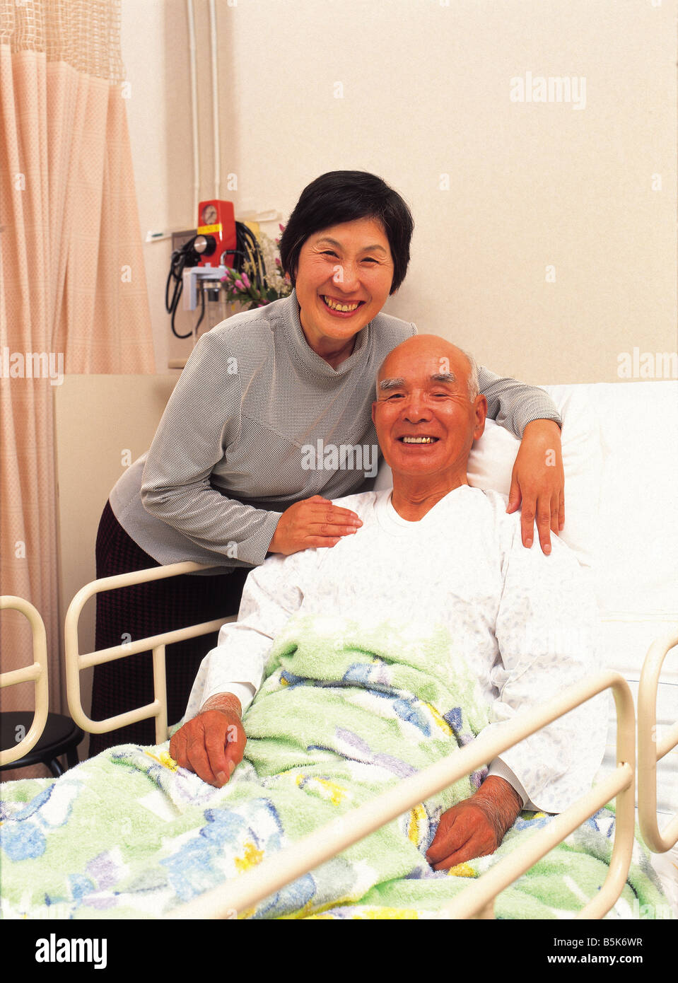 Elderly man in hospital bed hi-res stock photography and images - Alamy