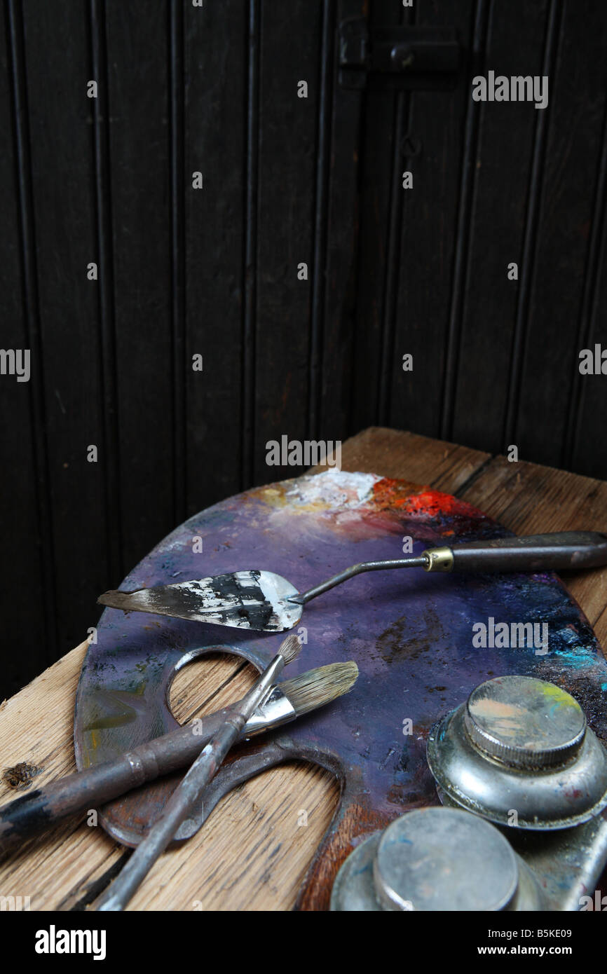 Painter's Palate, brushes, and knife Stock Photo - Alamy