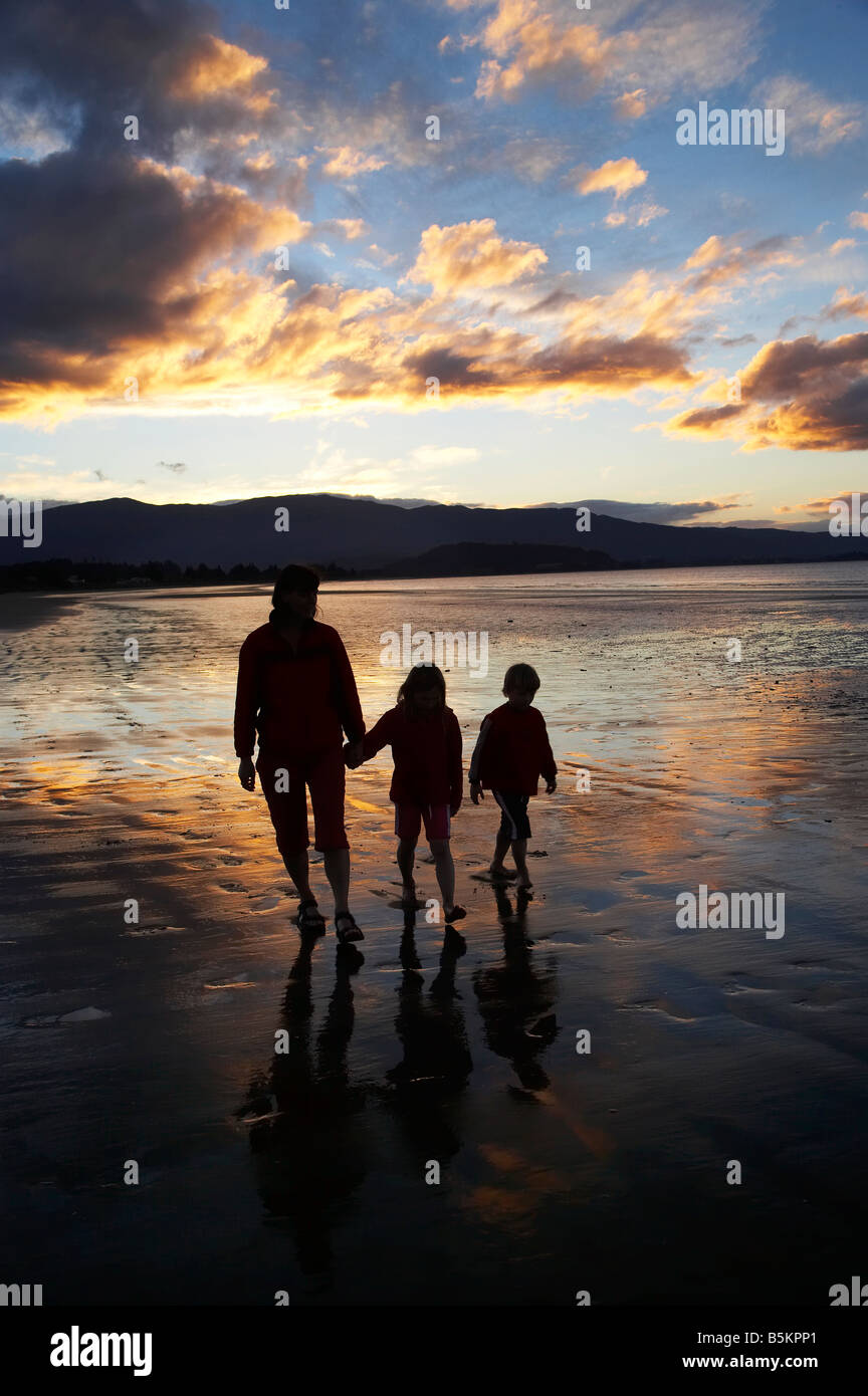 Family at dusk beach hi-res stock photography and images - Alamy