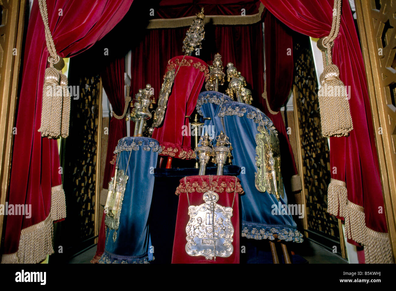 West London Synagogue Torah Scrolls In Ark Of Covenant Stock Photo