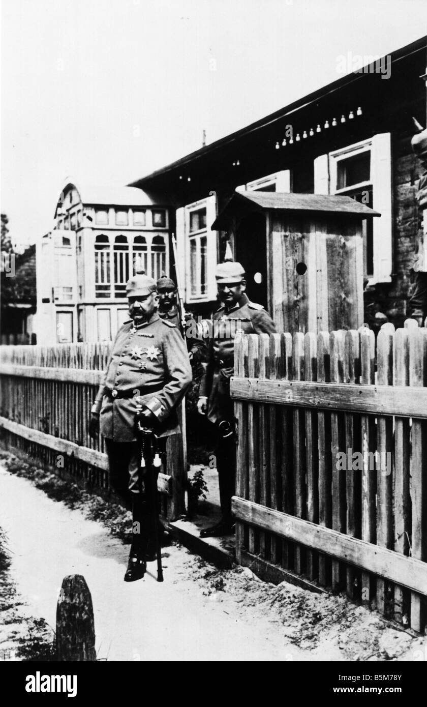 1 H73 F1916 1 E Hindenburg and Ludendorff 1916 Hindenburg Paul von Field Marshal Reich President from 1925 1847 1934 In WWI 1914 Stock Photo