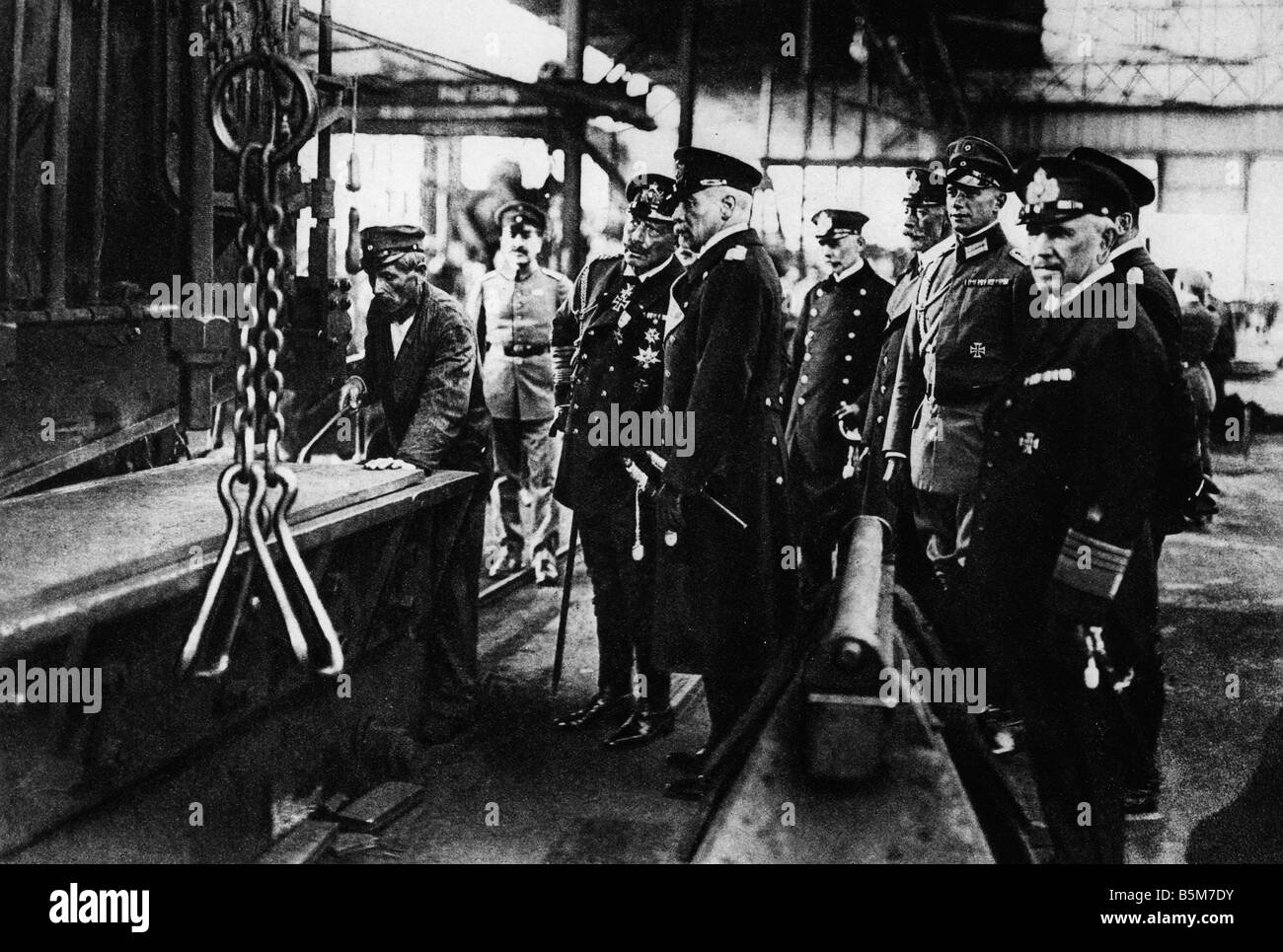 1 W46 F1915 3 B E Wilhelm II visits shipyard in Kiel Photo Wilhelm II German Kaiser 1859 1941 Visit to Kiel of his majesty the K Stock Photo