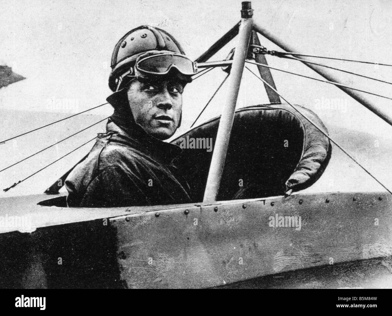 2 G55 B1 1914 6 E RAF pilot Sippe World War I 1914 History World War I Air war Guerre Arienne Lieutenant Sippe of the 504 Squadr Stock Photo