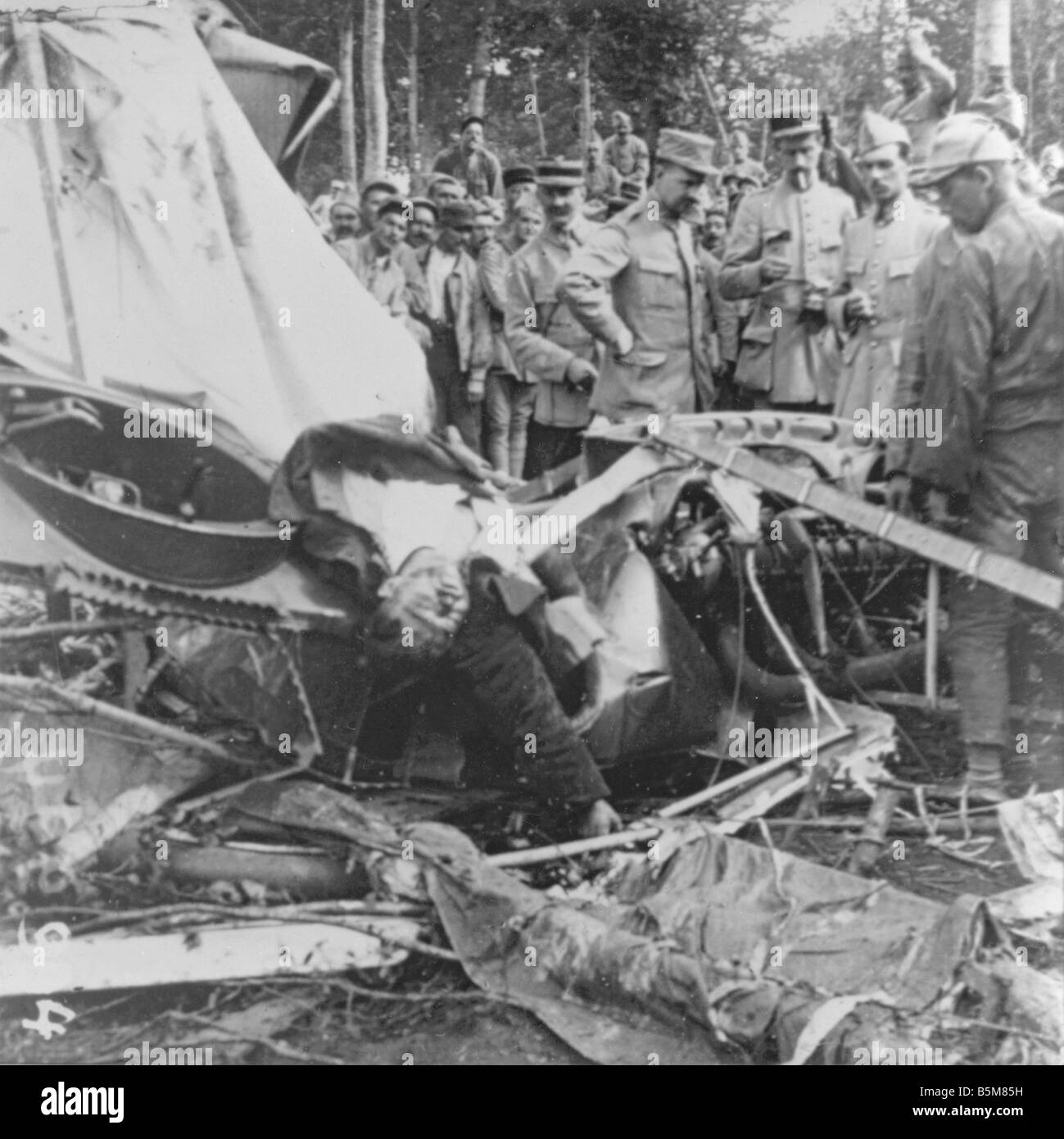 2 G55 B1 1915 17 Crashed German Plane World War One History World War One Aerial Warfare Avion allemand descendu devant Verdun F Stock Photo