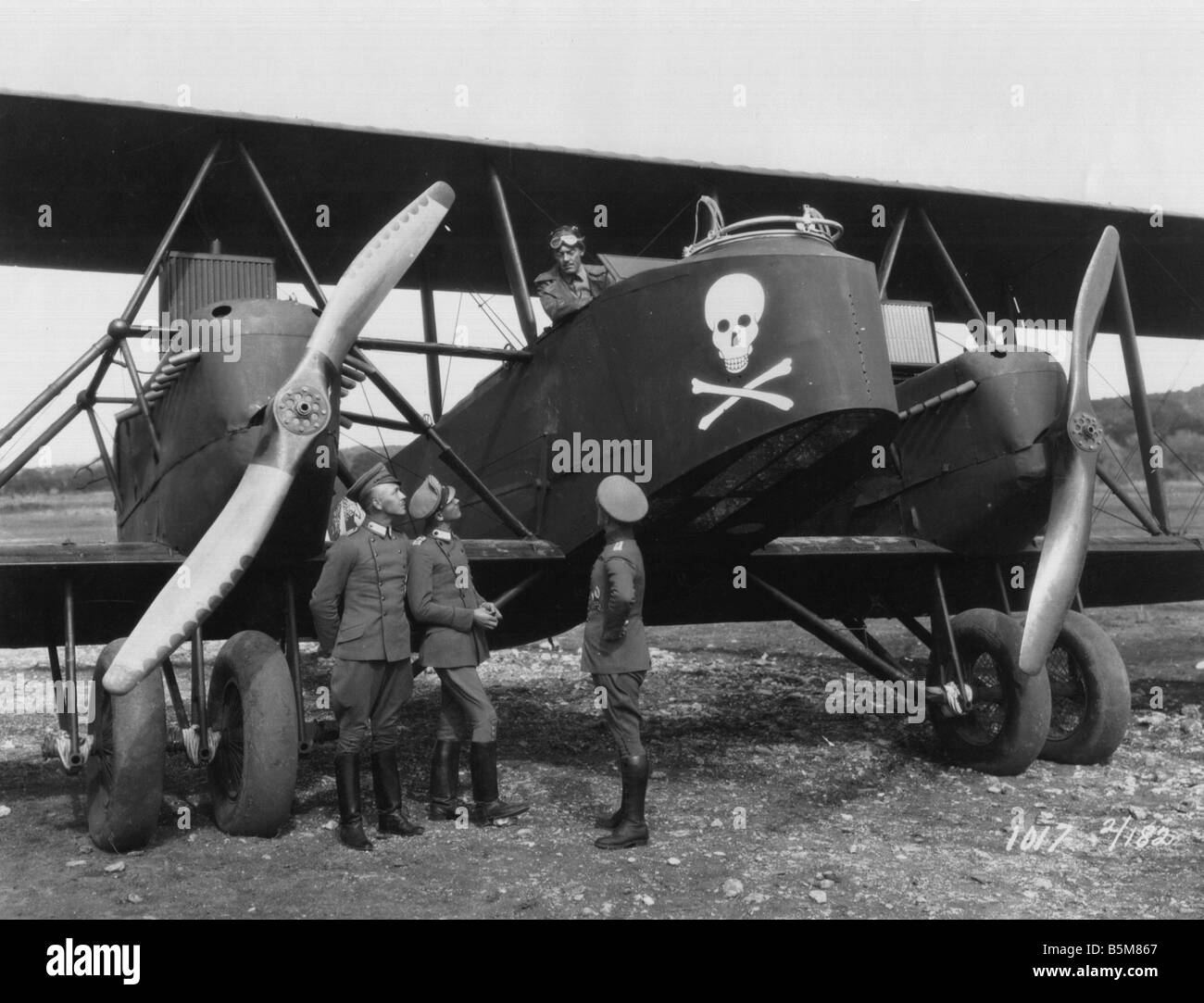 2 G55 B1 1915 German pilot in his aircraft World War I History World War I Aerial warfare German Luftwaffe air force A German pi Stock Photo