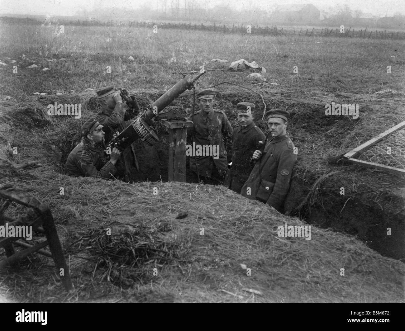 2 G55 B1 1918 2 WWI German air raid defence Photo 1918 History WWI Aerial warfare Air raid defence German machine gunners in a t Stock Photo