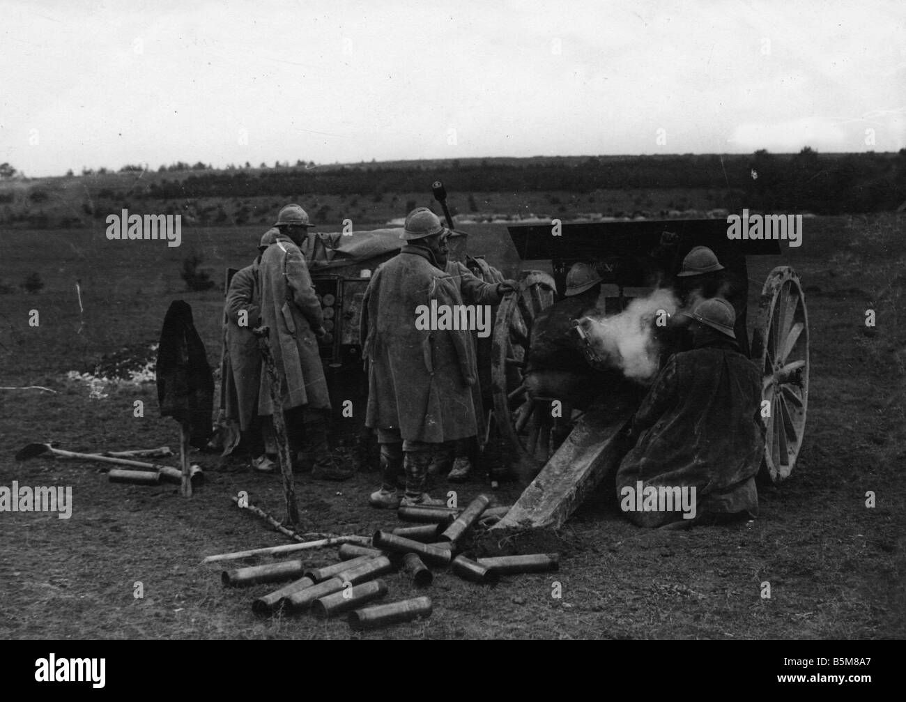 2 G55 F1 1915 11 WWI France Cannon near Ellerfeld History WWI France French Cannon near Ellerfeld Photo no date handwritten labe Stock Photo