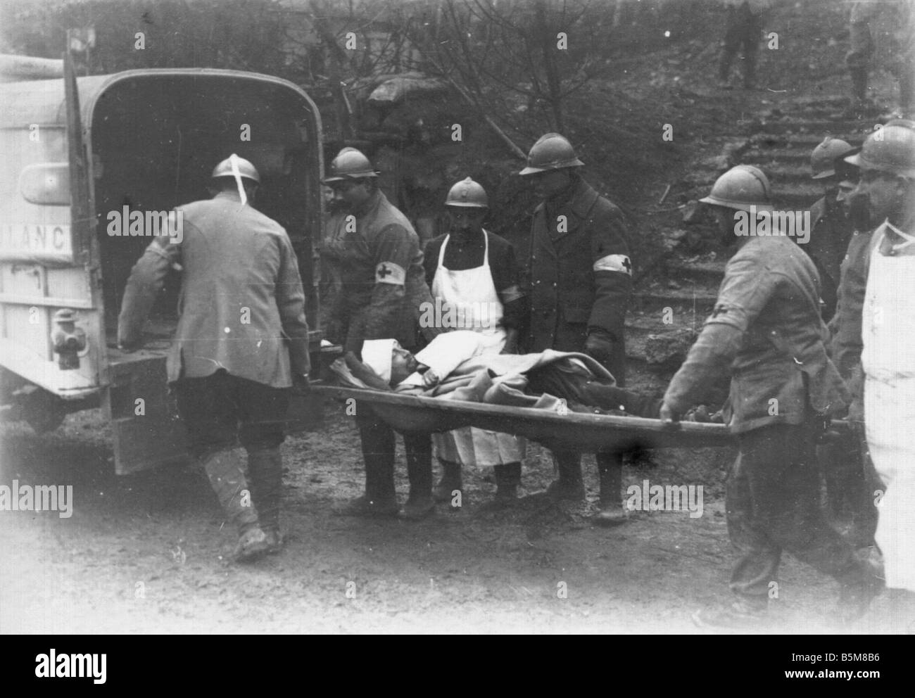 2 G55 F1 1915 5 France Transport of a Wounded Soldier History WWI France Transport of a Wounded Soldier in an Ambulance of the F Stock Photo