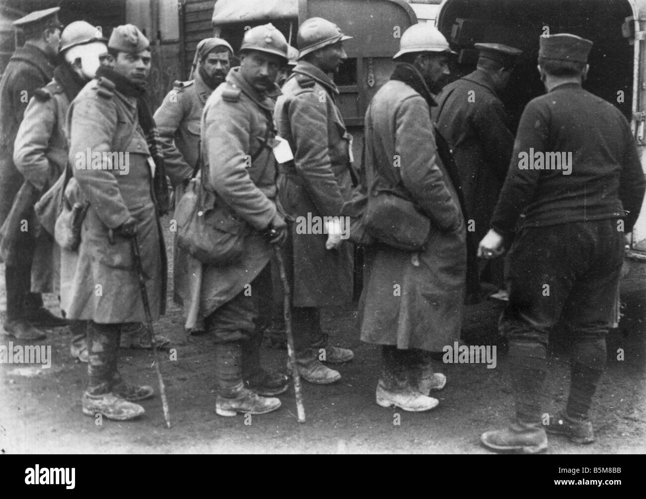 2 G55 F1 1915 7 French troops board an ambulance 1915 History World War I France Wounded French soldiers climb onto an ambulance Stock Photo