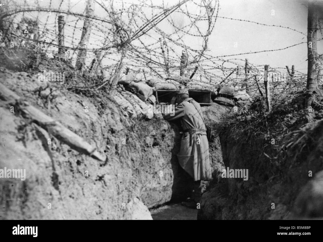 2 G55 F1 1916 10 Trench with barbed wire World War I History World War I France Trench warfare French trenches with barbed wire Stock Photo