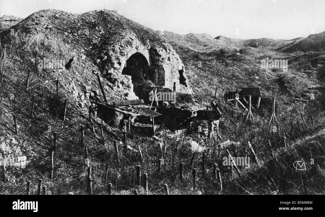 2 G55 F1 1916 12 E Fort de Souville after attack WWI History World War I France View of the Fort de Souville hit by German artil Stock Photo