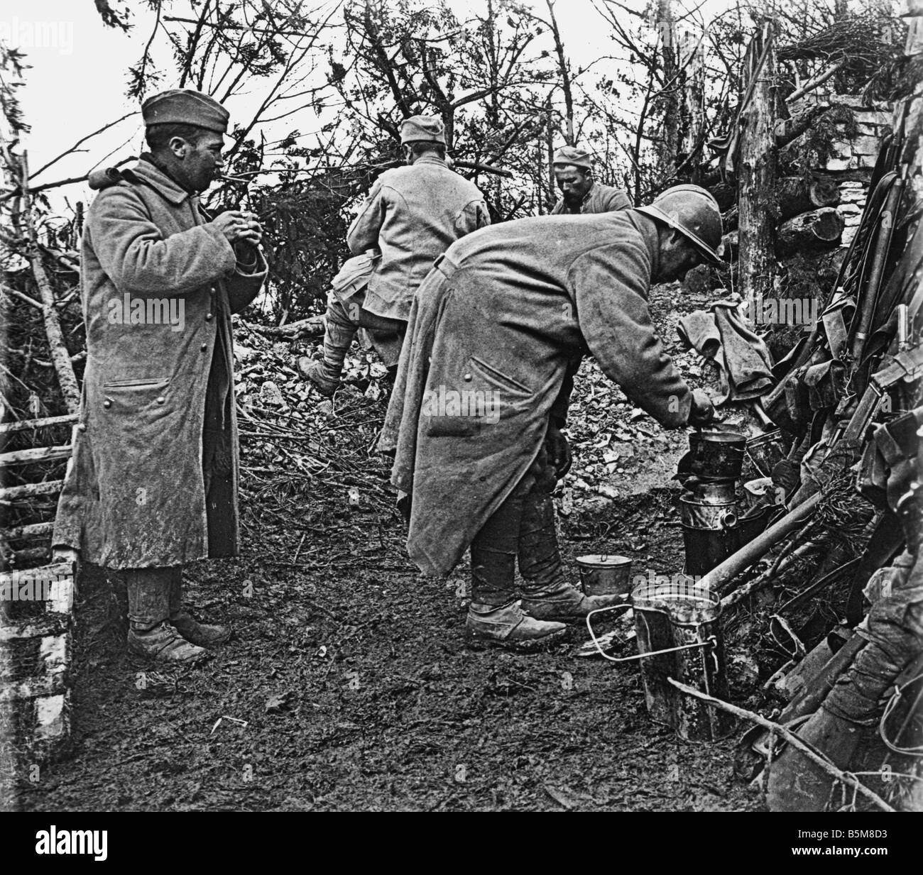 2 G55 F1 1916 23 E WW1 Trench warfare Verdun 1916 History World War One France Trench warfare near Verdun French soldier prepari Stock Photo