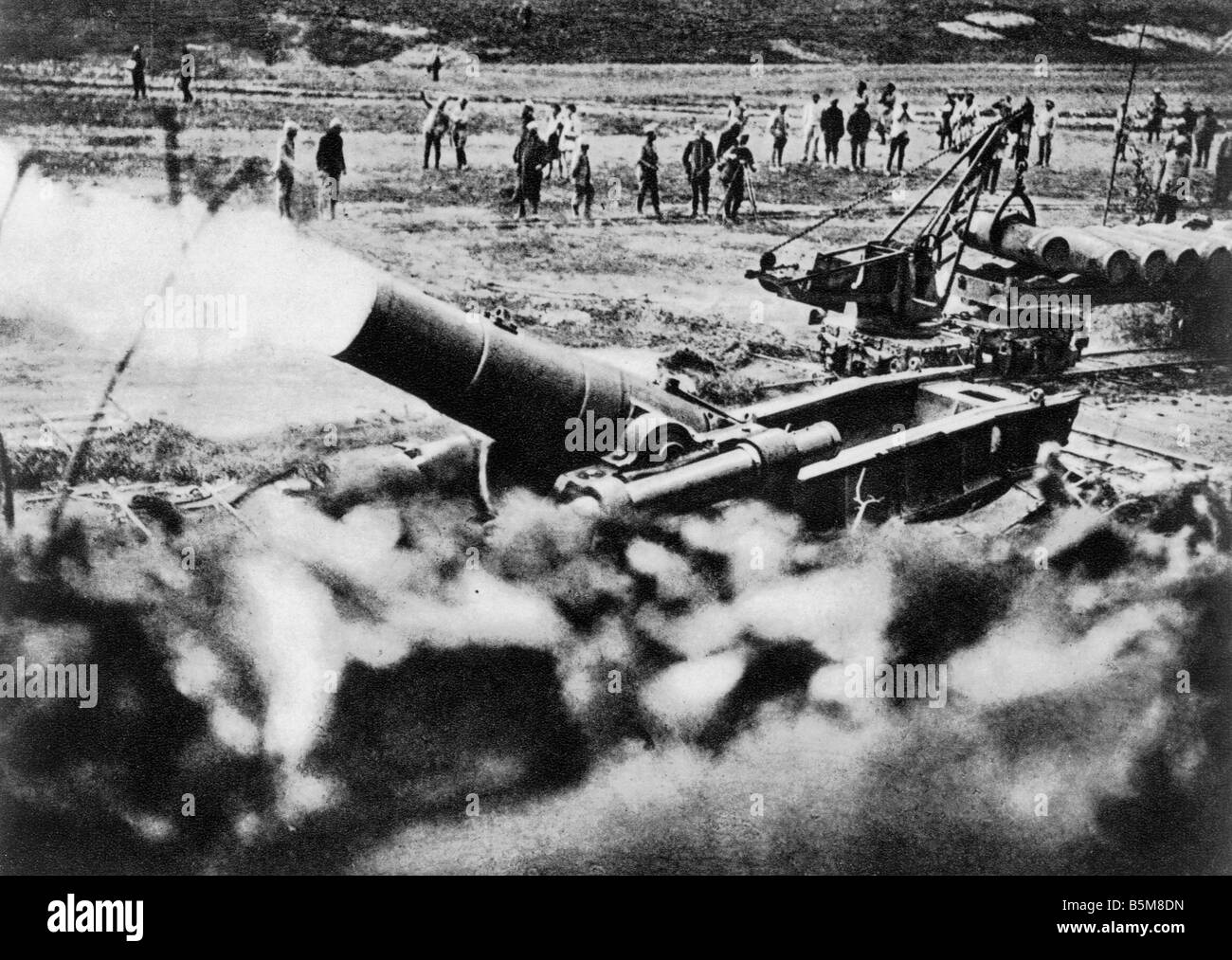 2 G55 F1 1916 6 French cannon in action World War I History World War I France A 37cm cannon of the French artillery in the back Stock Photo