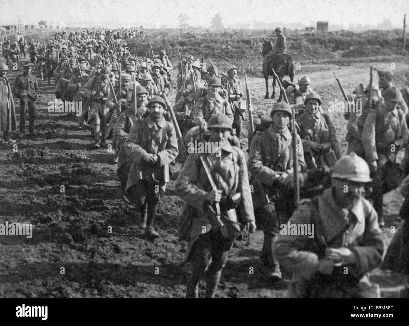 2 G55 F1 1916 64 WW1 French troops return from Front History World War One France Trench warfare at Verdun French troops return Stock Photo