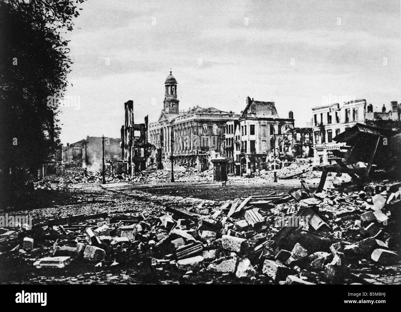 2 G55 F1 1918 3 Cambrai after German retreat WWI 1918 History World War I France View of the destroyed city centre in Cambrai ce Stock Photo