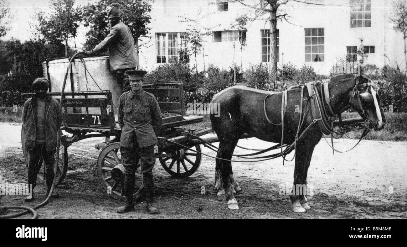 2 G55 H1 1914 4 E Horse drawn cart World War I 1914 History World War I Auxiliary troops 1914 Voiture reservoir Armees Anglaises Stock Photo