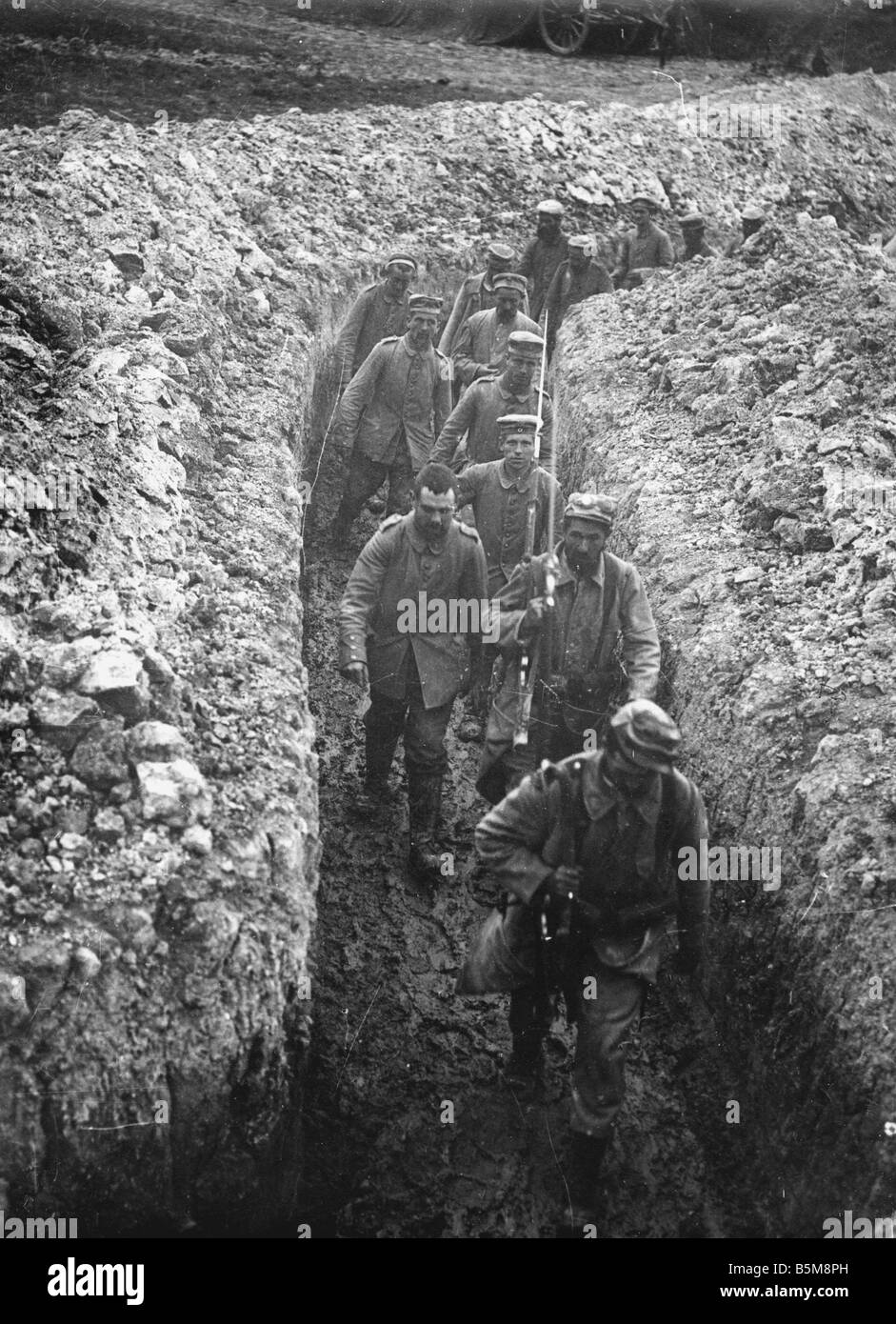 2 G55 K1 1915 14 German POWs in Champagne WWI 1915 History World War I Prisoners of war Captured German soldiers in trenches nea Stock Photo