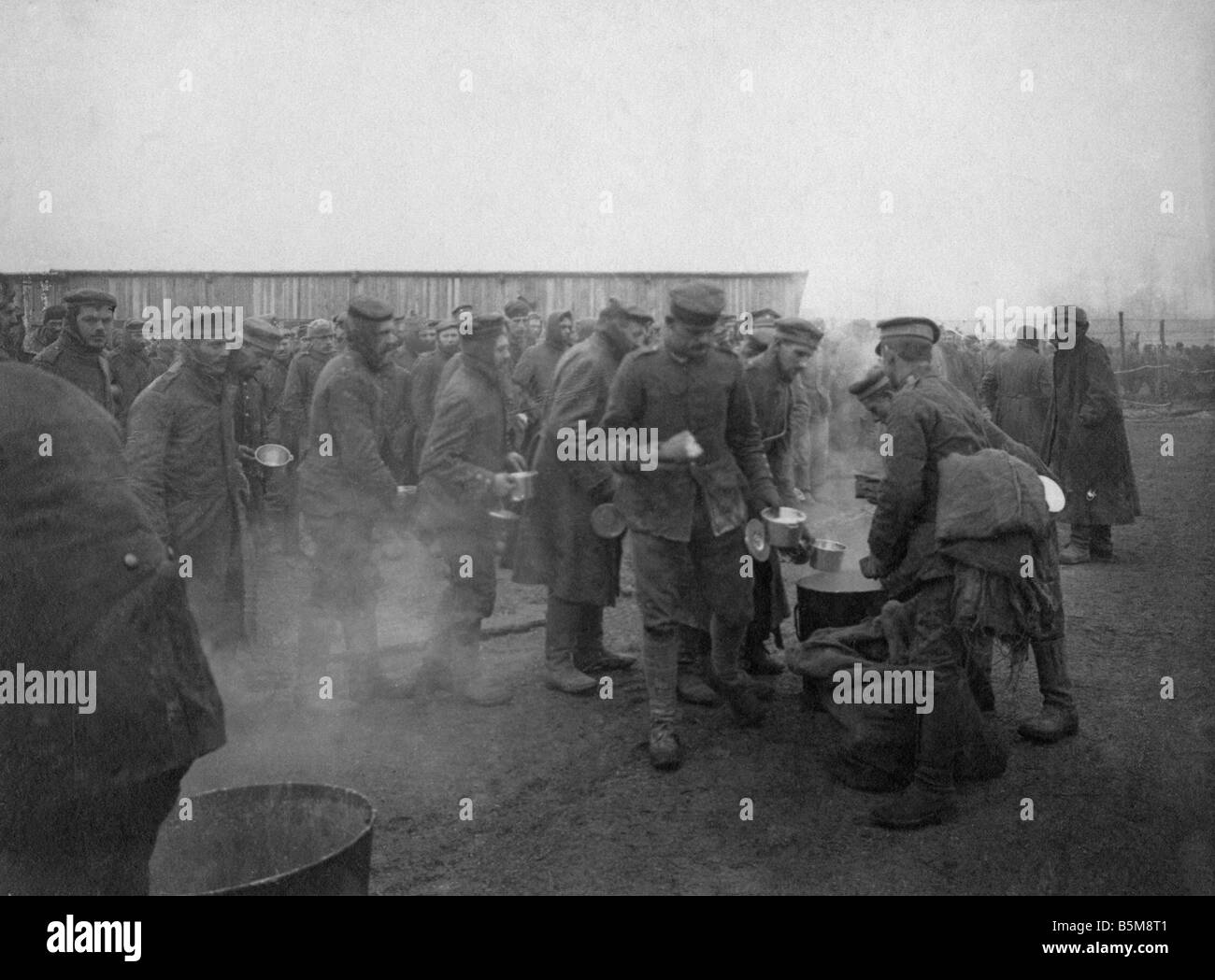 2 G55 K1 1916 25 WWI German prisoners of war Photo History WWI 1914 18 Prisoners of war POW camp in France sharing out of soup t Stock Photo