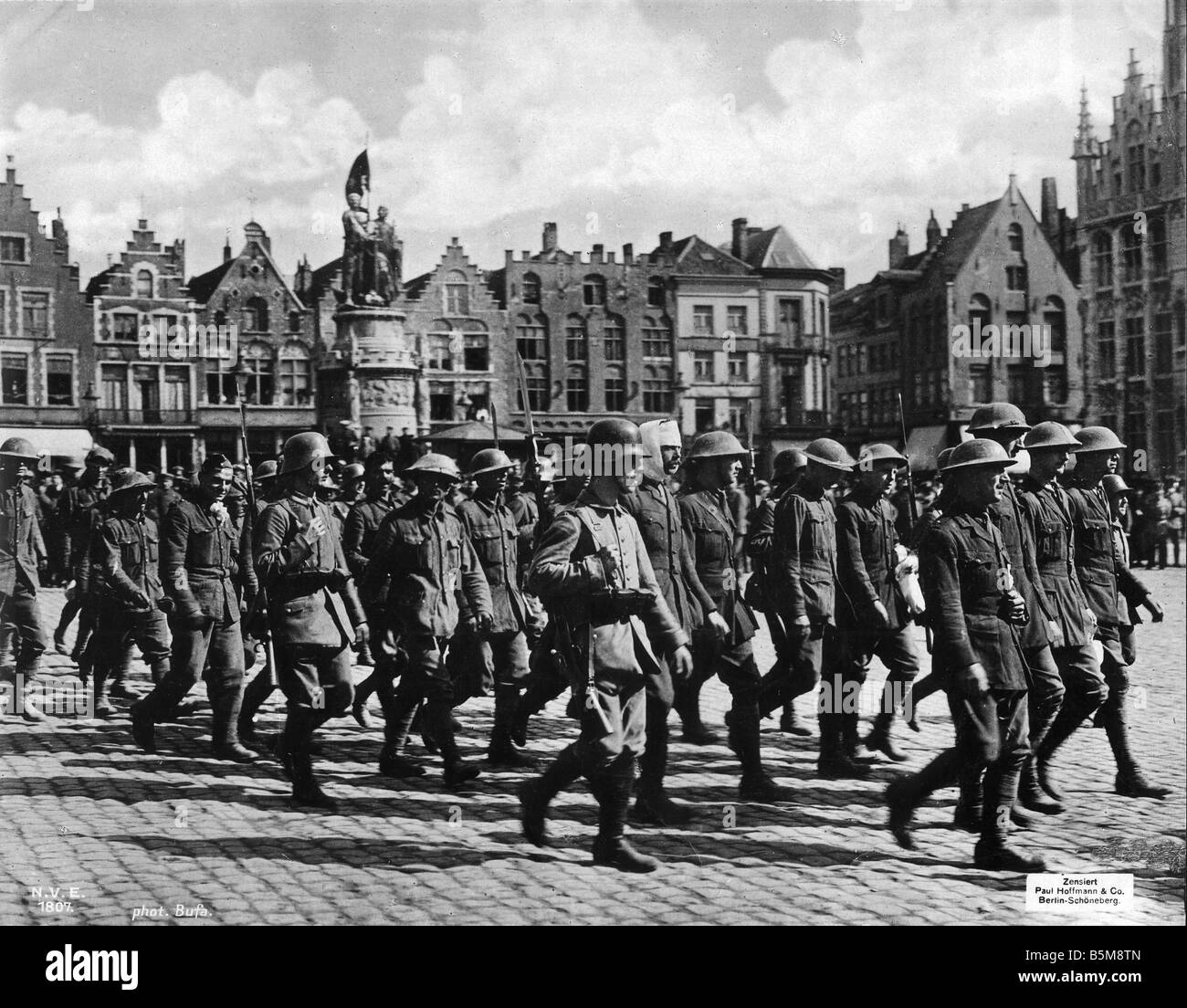 2 G55 K1 1917 8 E English POWs Bruges WWI History World War One POWs The Success of our Marine Infantry on the Yser Leading away Stock Photo