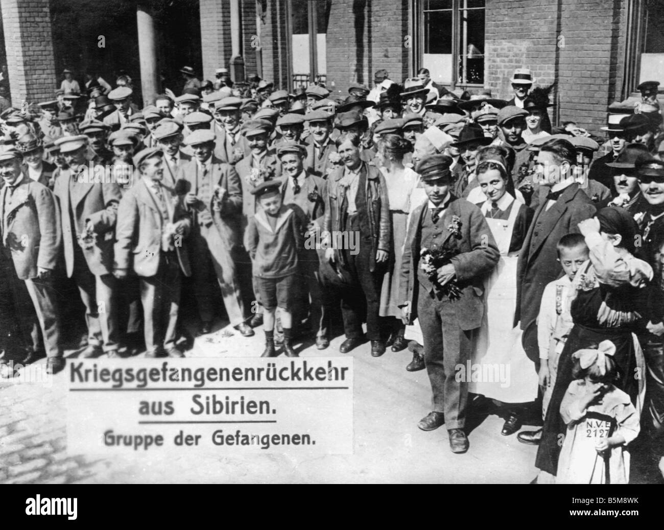 2 G55 K1 1919 6 Returning German POWs WWI 1919 History World War I Prisoners of war The return of German POWs from Siberia Group Stock Photo
