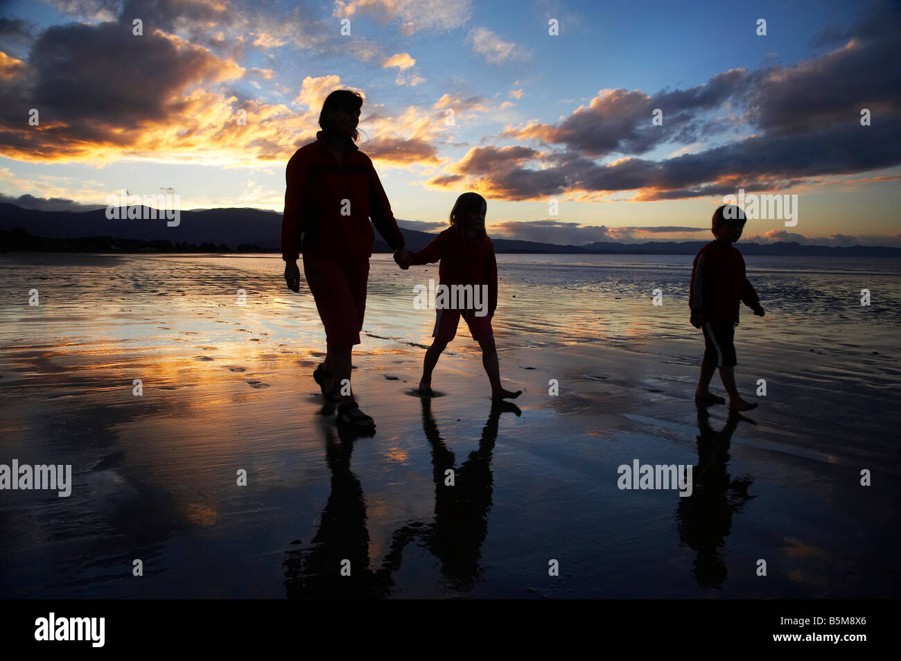 Family at dusk beach hi-res stock photography and images - Alamy
