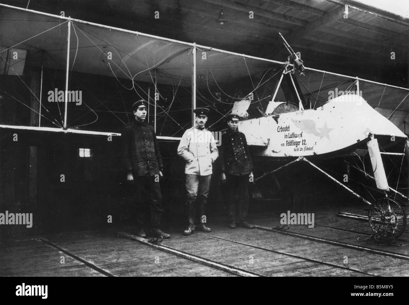 2 G55 L2 1917 7 French Voisin warplane WWI 1917 History World War I Aerial warfare Members of the German air defence forces with Stock Photo