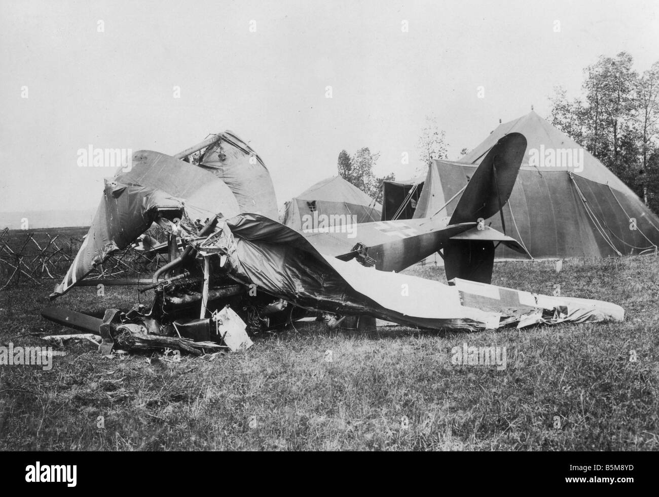 2 G55 L2 1918 5 Aircraft wreckage WWI 1918 History World War I Aerial warfare The wreckage of a German aircraft at the Western F Stock Photo