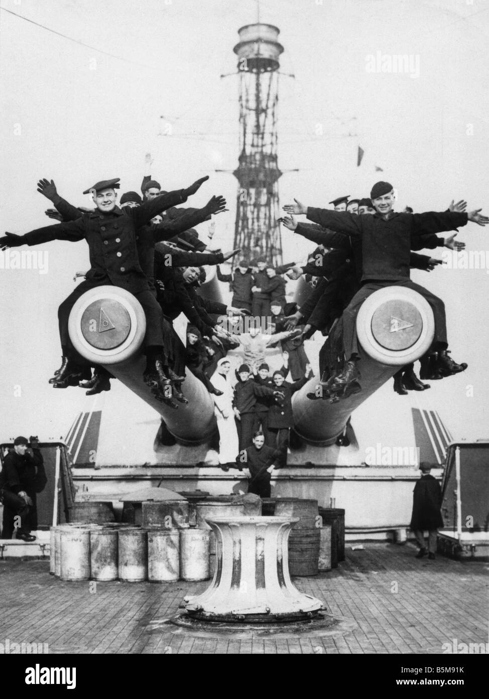 2 G55 M1 1918 4 E US sailors on cannons WWI 1918 History World War I War at sea The crew of the U S S Texas sitting on top of gu Stock Photo