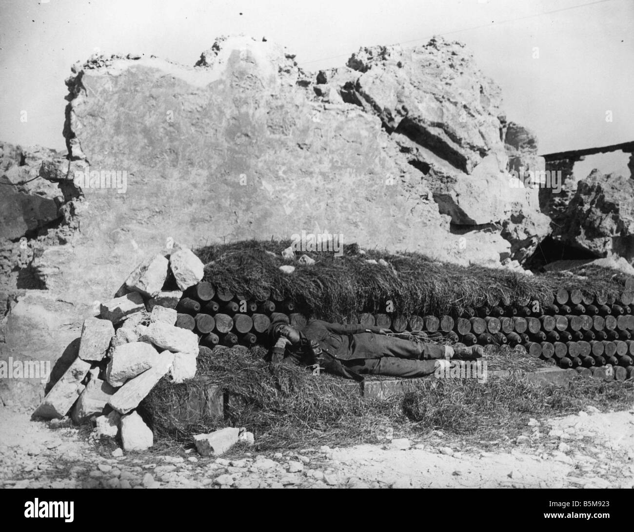 2 G55 N1 1915 4 WW1 Brit soldier on munitions store History First World War Near East After landing of allied forces on the Dard Stock Photo