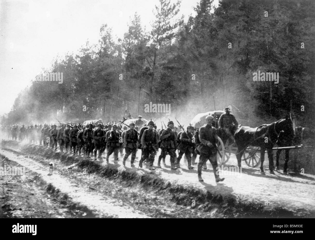 2 G55 O1 1915 5 German infantry marching WWI 1915 History World War I