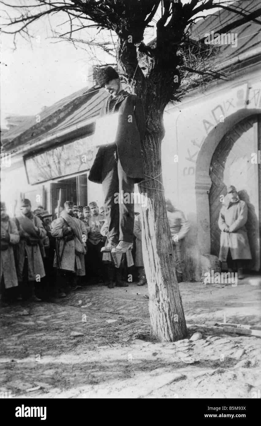 2 G55 O1 1916 10 Execution by Austrian army World War I History World War I Eastern Front The execution of a civilian by Austr i Stock Photo