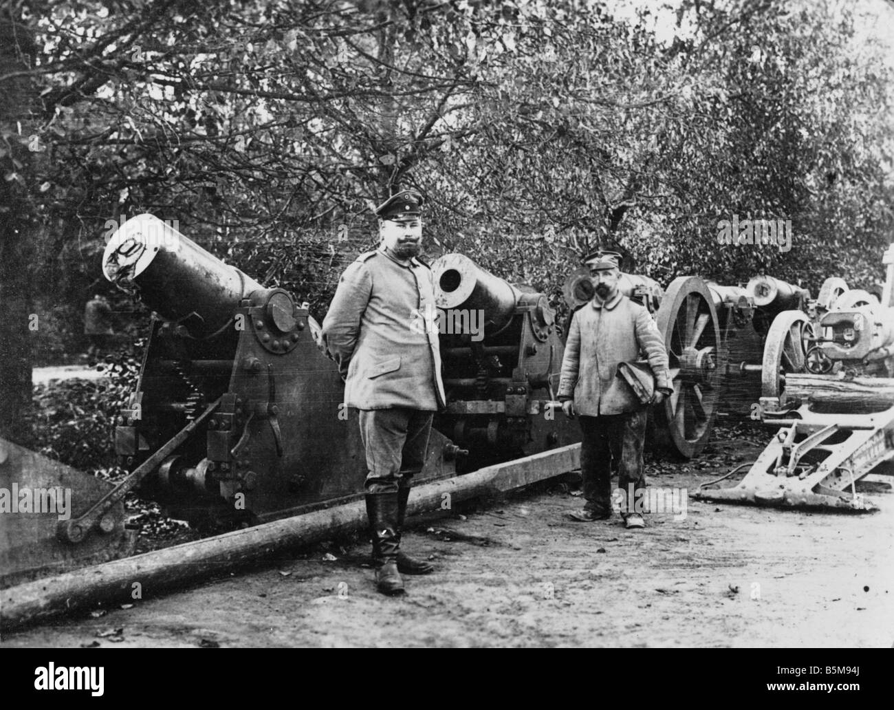 2 G55 O1 1916 25 Captured Russian cannons East Front History World War I Eastern Front The German Army in Kovno Lithuania Captur Stock Photo