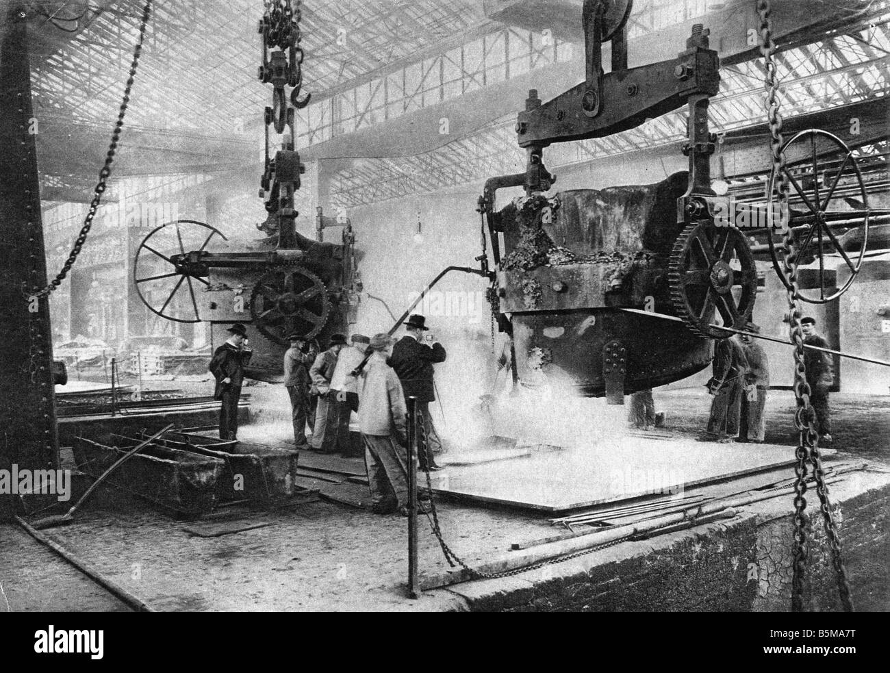 2 G55 R1 1914 1 German cannon factory World War I History World War I Arms industry In a German cannon factory Casting from 2 mo Stock Photo