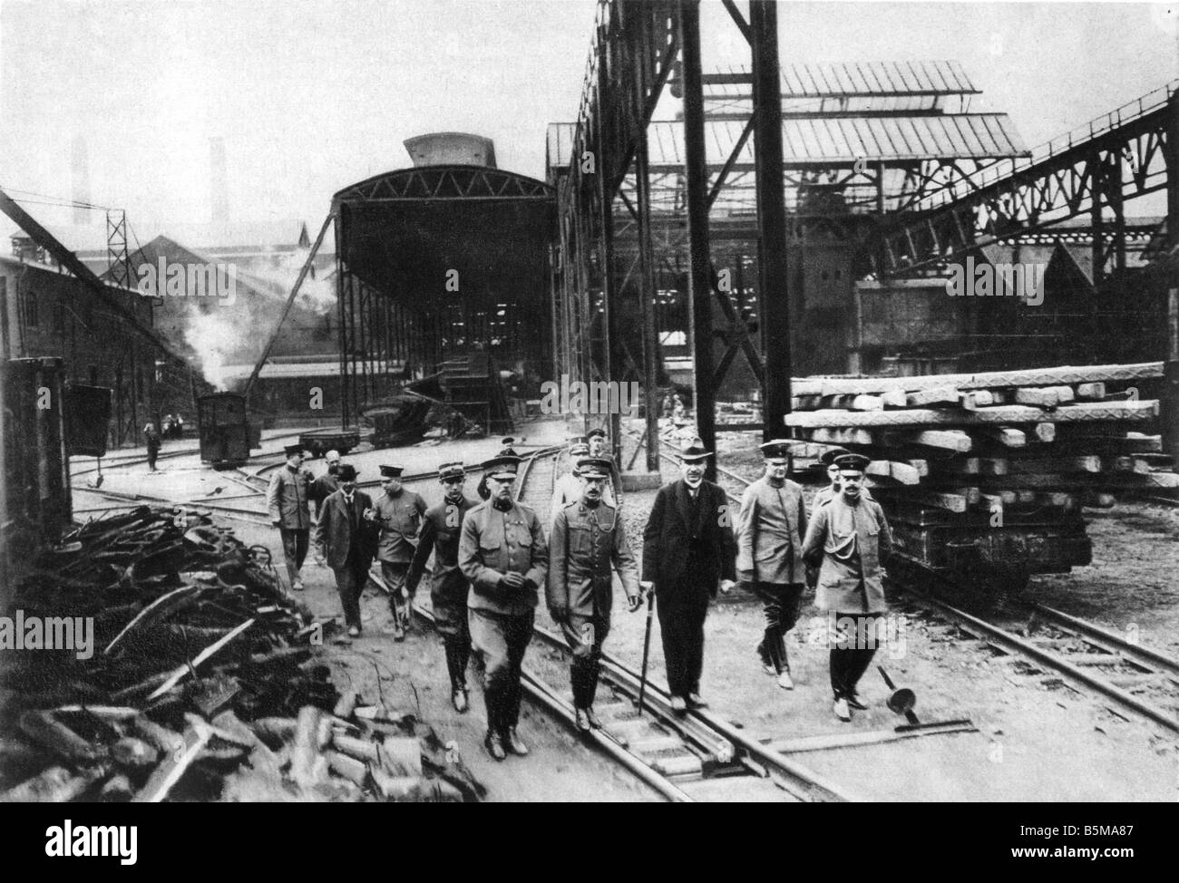 2 G55 R1 1915 E Attaches in arms factory World War I History World War I Arms industry Neutral military attaches with Swed sih a Stock Photo