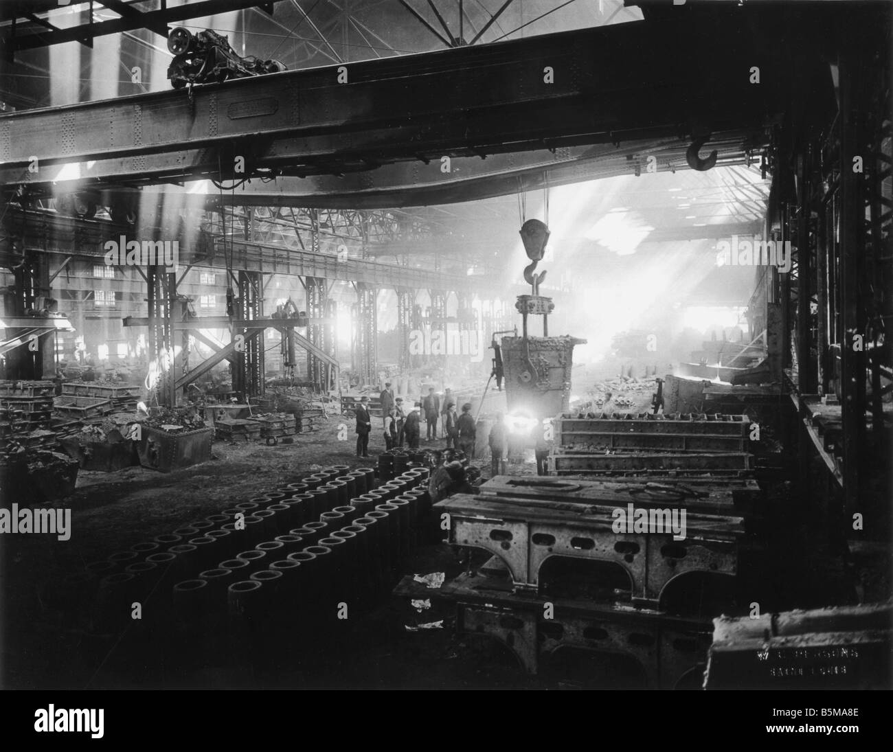 2 G55 R1 1918 1 E US steelworks World War I 1918 History World War I Arms industry Steel casting for the arms industry in the 1s Stock Photo