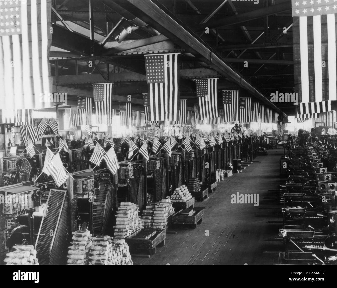 2 G55 R1 1918 2 US shell case factory World War I History World War I Arms industry USA Factory hall of the Bethlehem Steel Comp Stock Photo