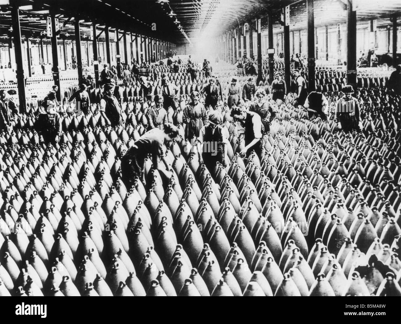 2 G55 R1 1918 B E Workers in a munitions store 1918 History World War I Arms industry England Men and women at work in the munit Stock Photo