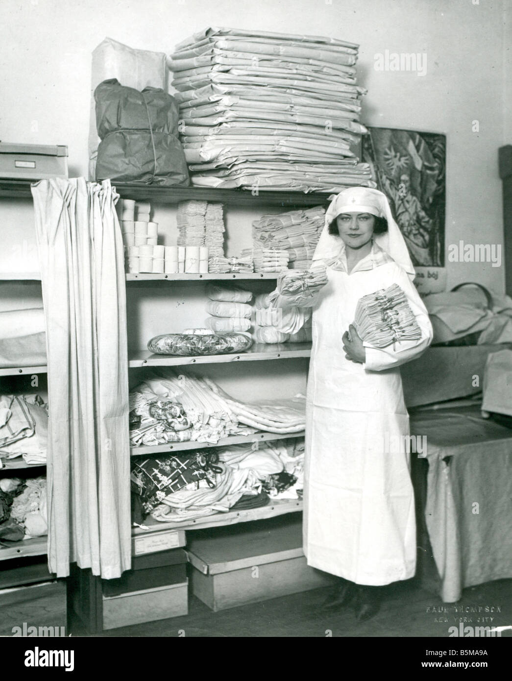 2 G55 U1 1919 WW I USA Aid Agency Photo 1919 World War I USA Stage Women s War Relief Peggy O Neil holding clothes for French an Stock Photo