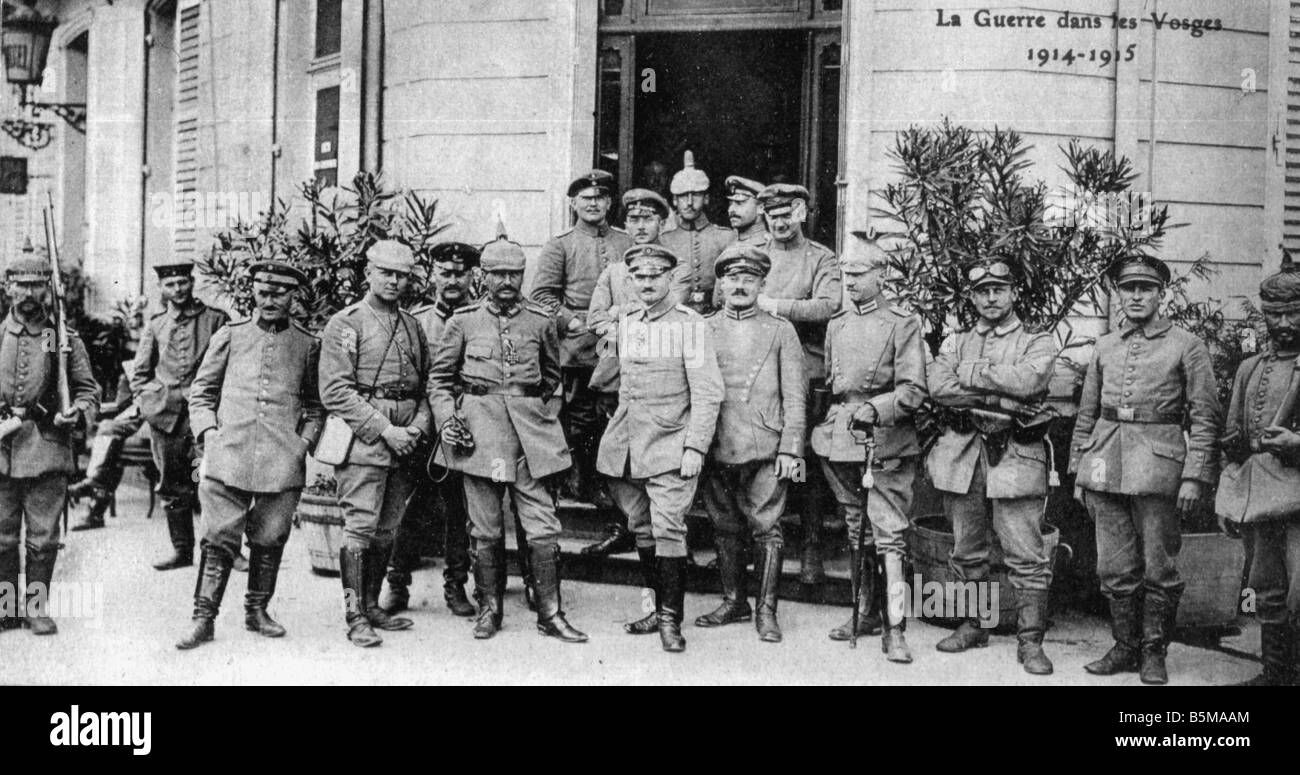 2 G55 W1 1915 25 E German officers nr hotel WWI Photo History World War I Western Front La Guerre dans les Vosges 1914 15 Battle Stock Photo