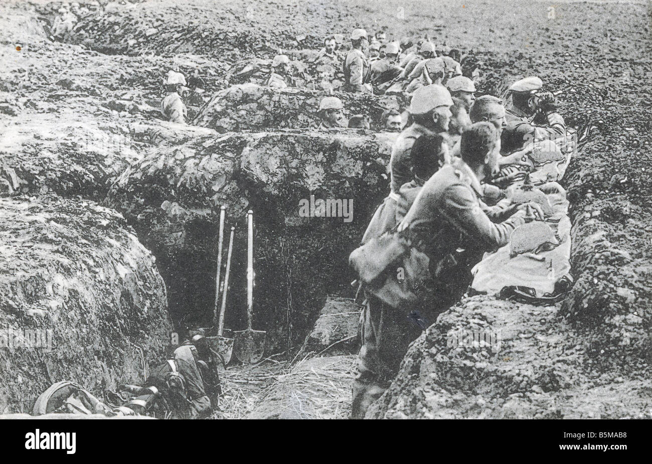 2 G55 W1 1916 13 WWI Observation post trench 1916 History WWI Western Front Trench Warfare German soldiers in a trench observing Stock Photo